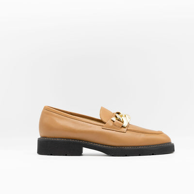 Sleek loafer set on rubber soles with a pale gold chain detail - Cognac nappa