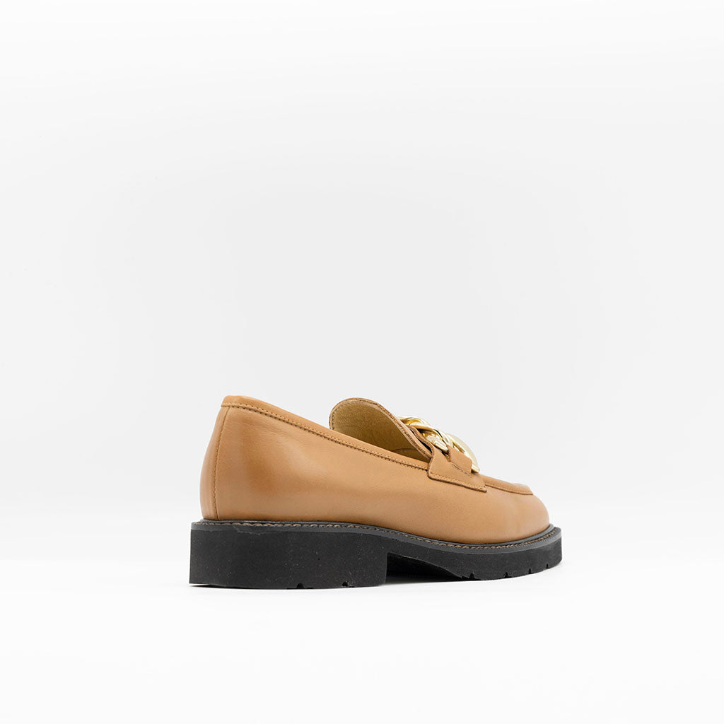 Sleek loafer set on rubber soles with a pale gold chain detail - Cognac nappa