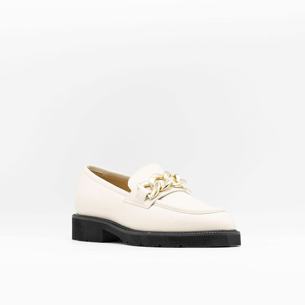 Sleek loafer set on rubber soles with a pale gold chain detail - White nappa