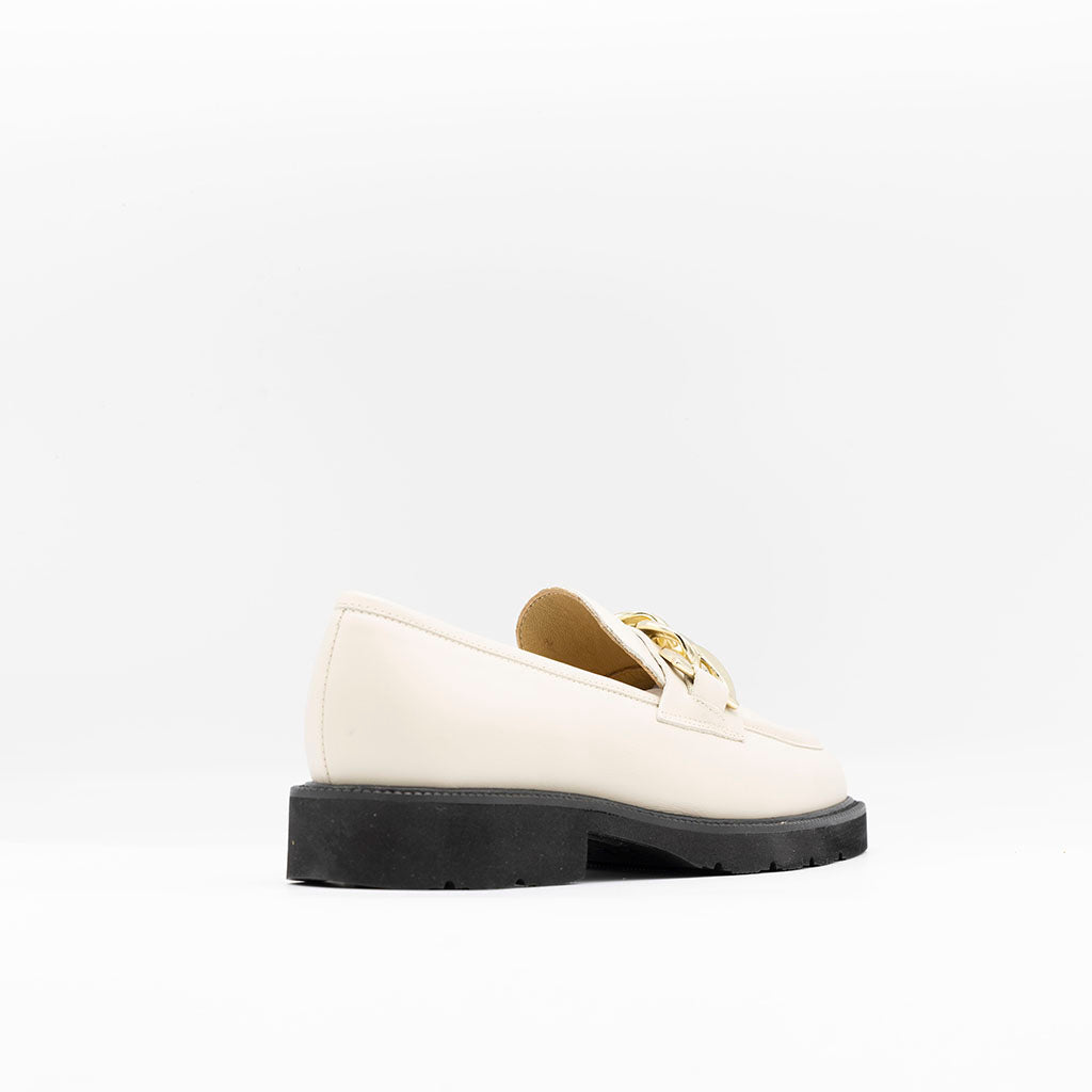 Sleek loafer set on rubber soles with a pale gold chain detail - White nappa