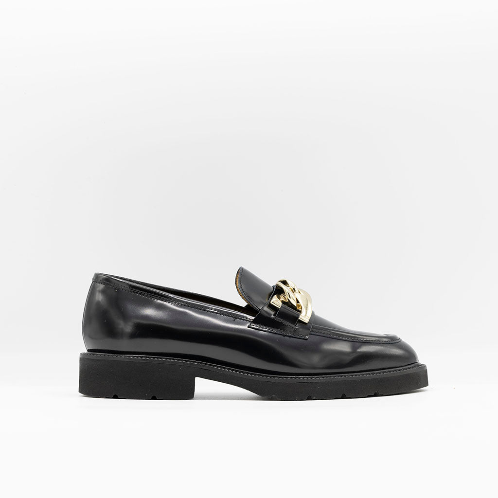 Sleek loafer set on rubber soles with a pale gold chain detail - Black Patent
