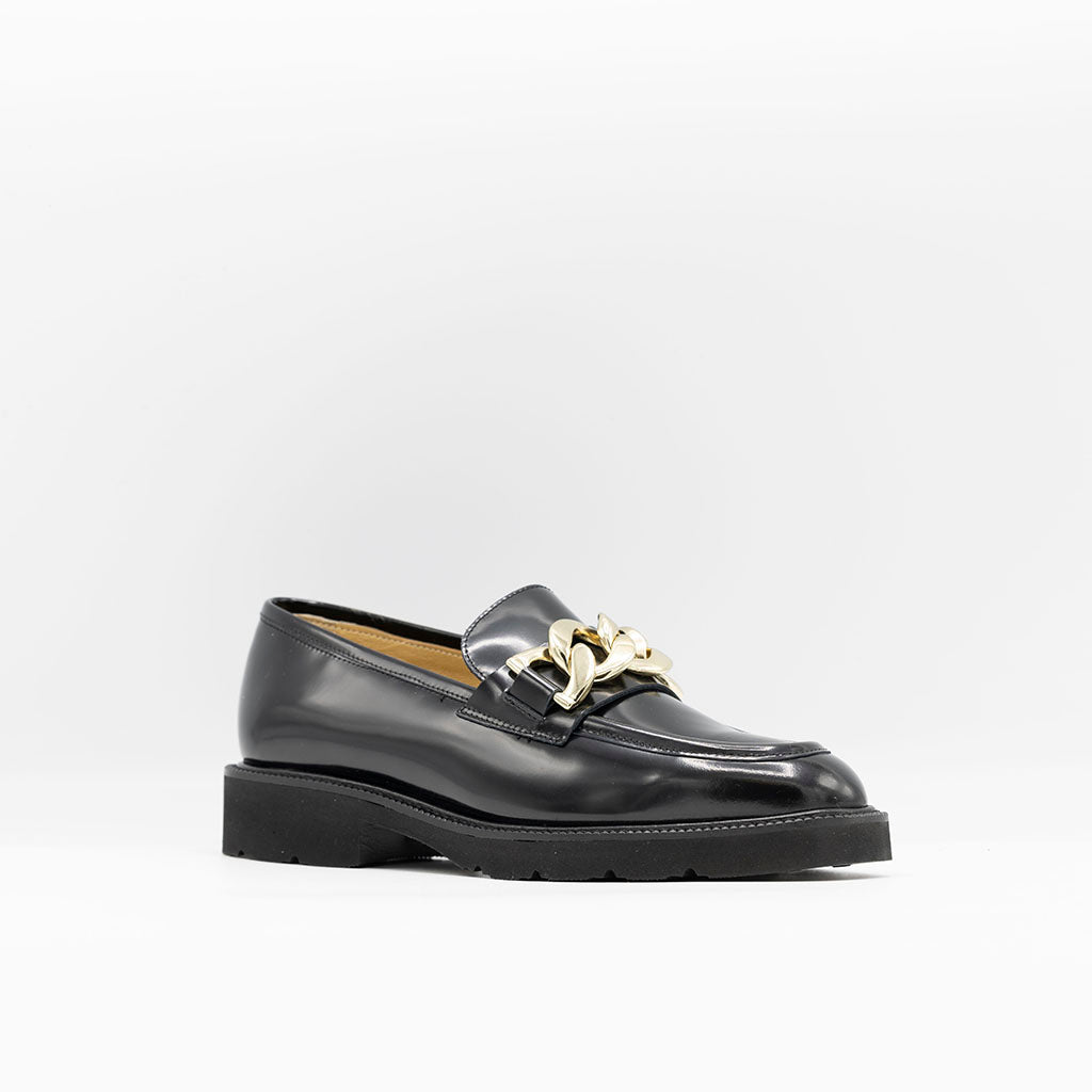 Sleek loafer set on rubber soles with a pale gold chain detail - Black Patent