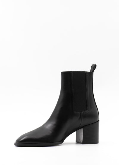 Heeled Chelsea boots in black