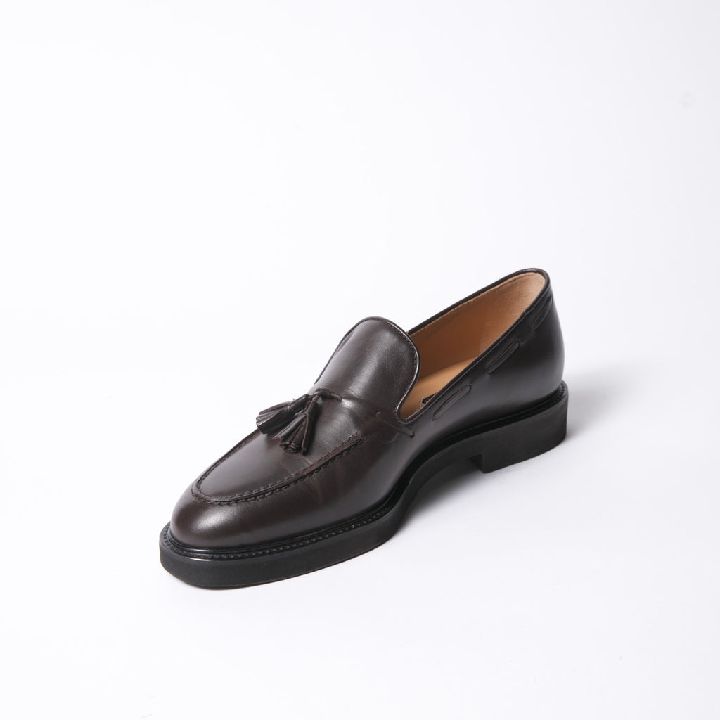 Tassel loafer in brown leather with rubber soles. 