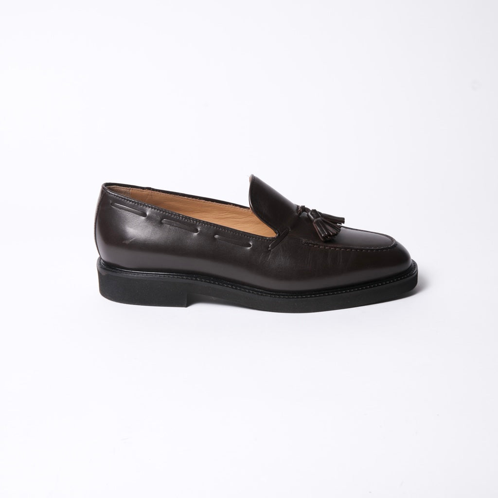 Tassel loafer in brown leather with rubber soles. 