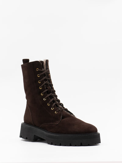 Fur lined boots in brown suede leather