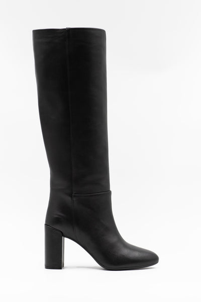 Black boots with block heel
