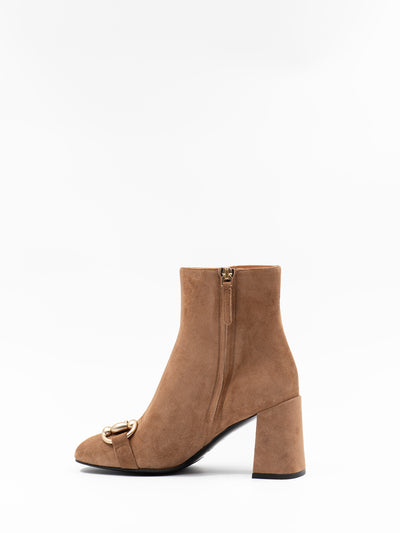 Ankle boot in beige suede with zipper on the side