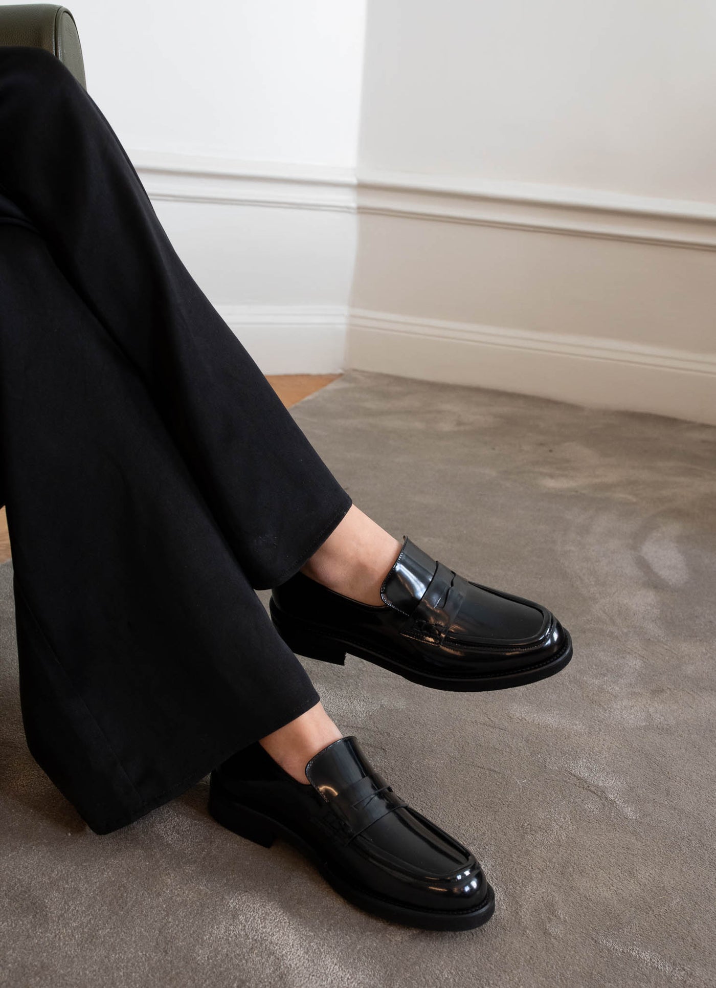 Penny loafers in black with rubber soles
