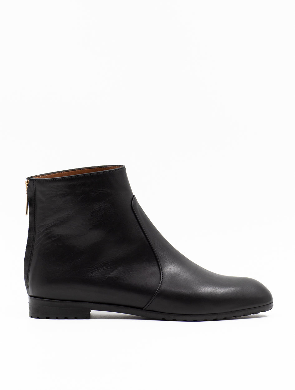 Minimalistic short ankle boots in black leather