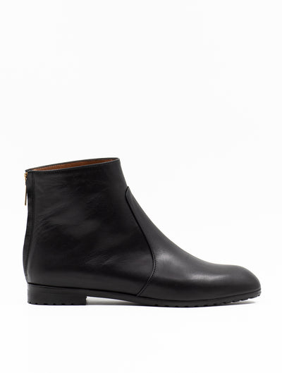 Minimalistic short ankle boots in black leather