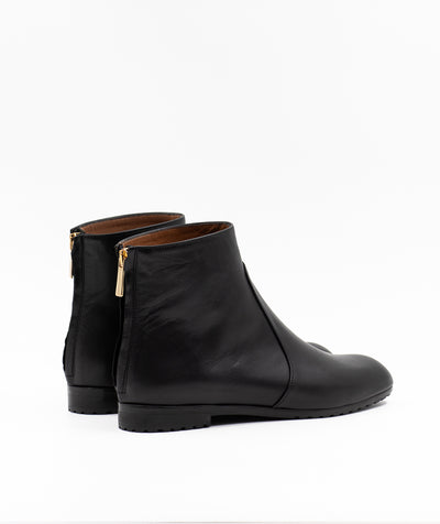 Minimalistic short ankle boots in black leather