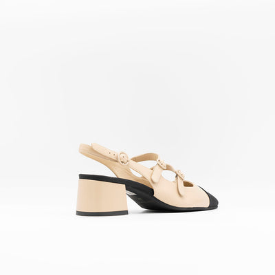 Pump with slingback in beige leather and contrasting rips toe. 