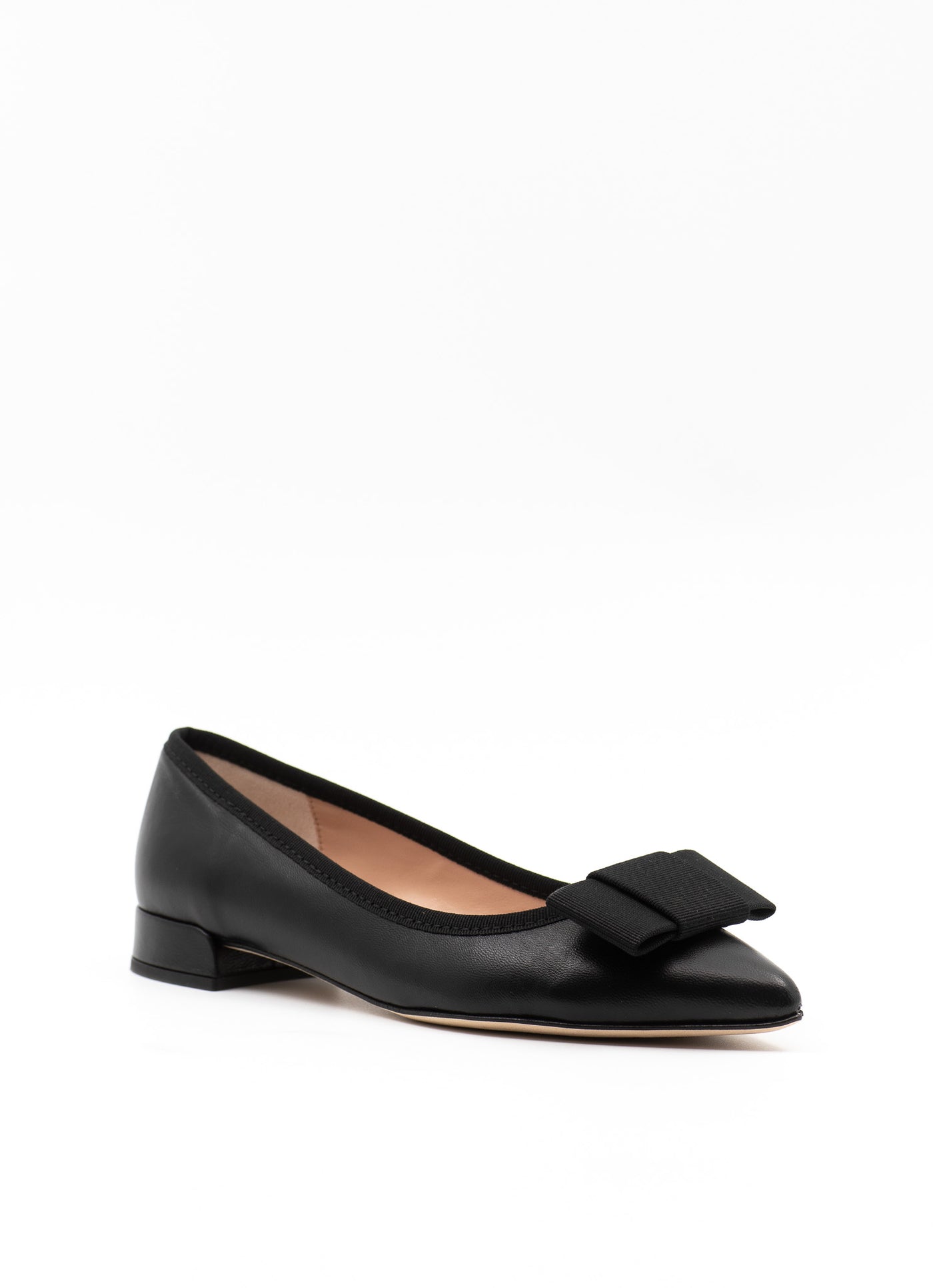 Point-toe ballet flat in black leather