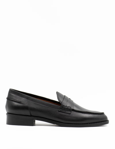 Women's penny loafers in black leather