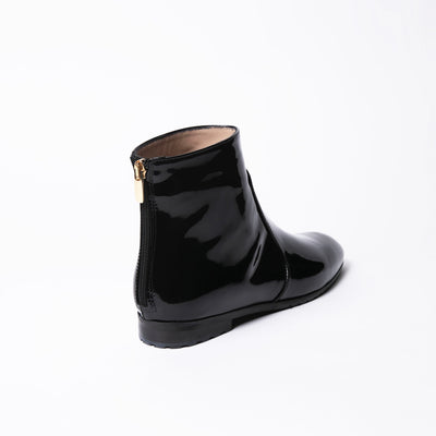 Glossy ankle boots in blakc leather with hidden zipper on heel. 