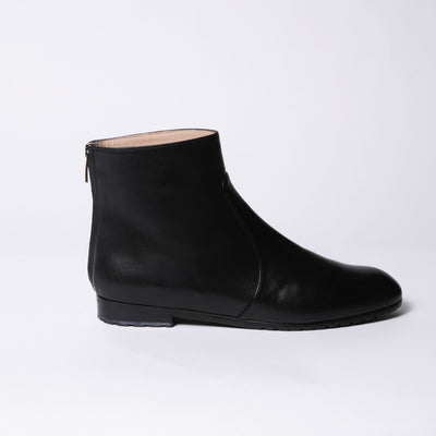 Black leather ankle boots in black leather with round toe. 