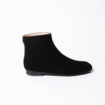 Flat ankle boots in black suede with round toe. 