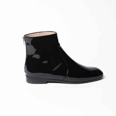 Flat ankle boots in glossy patent leather. 