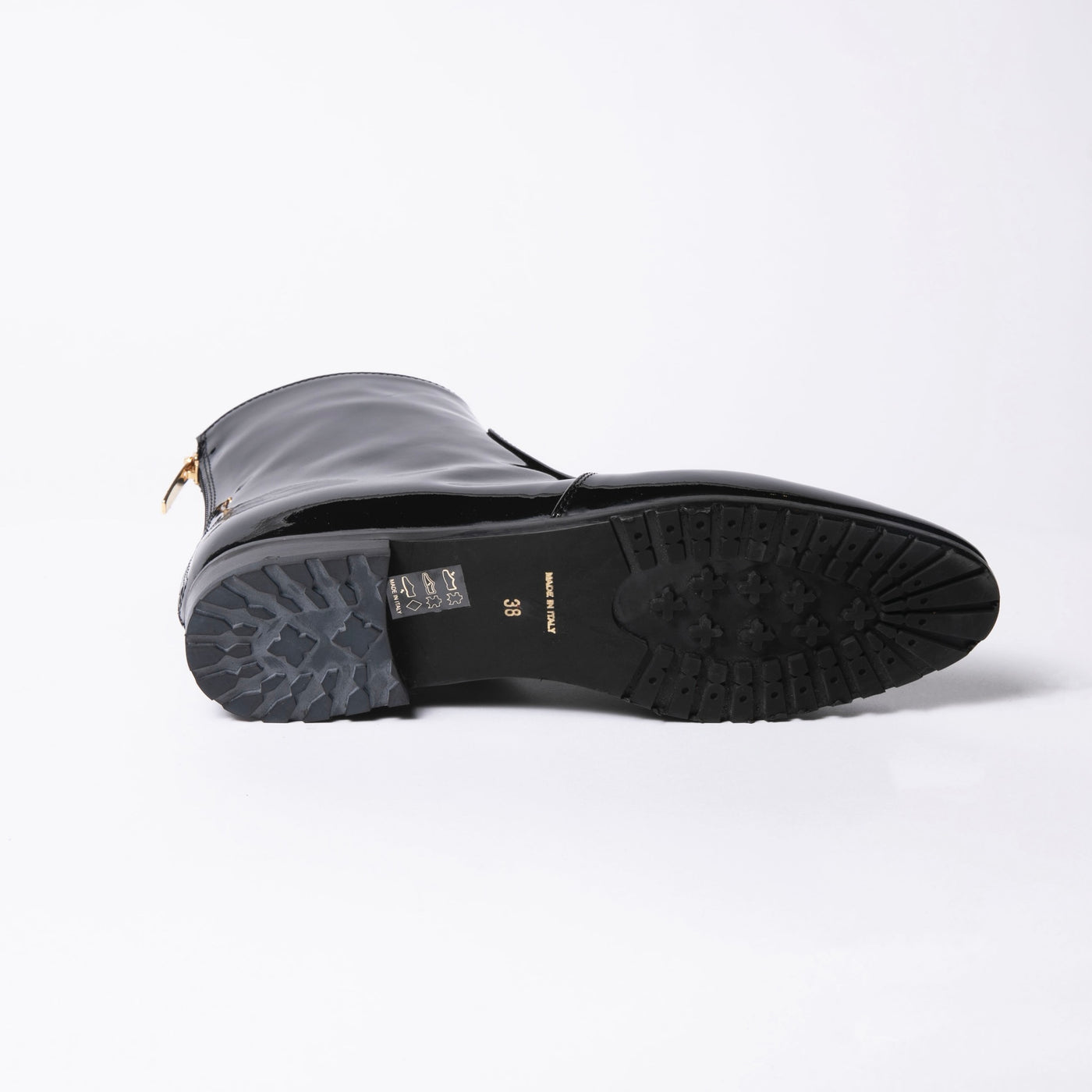 Ankle boots with rigid rubber soles. 