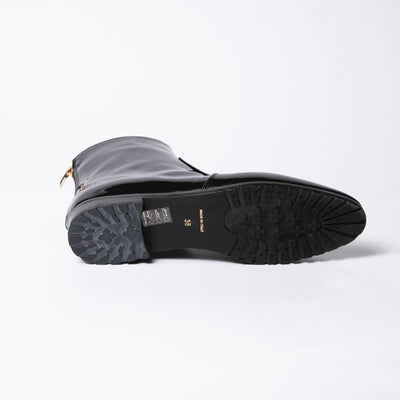 Ankle boots with rigid rubber soles. 