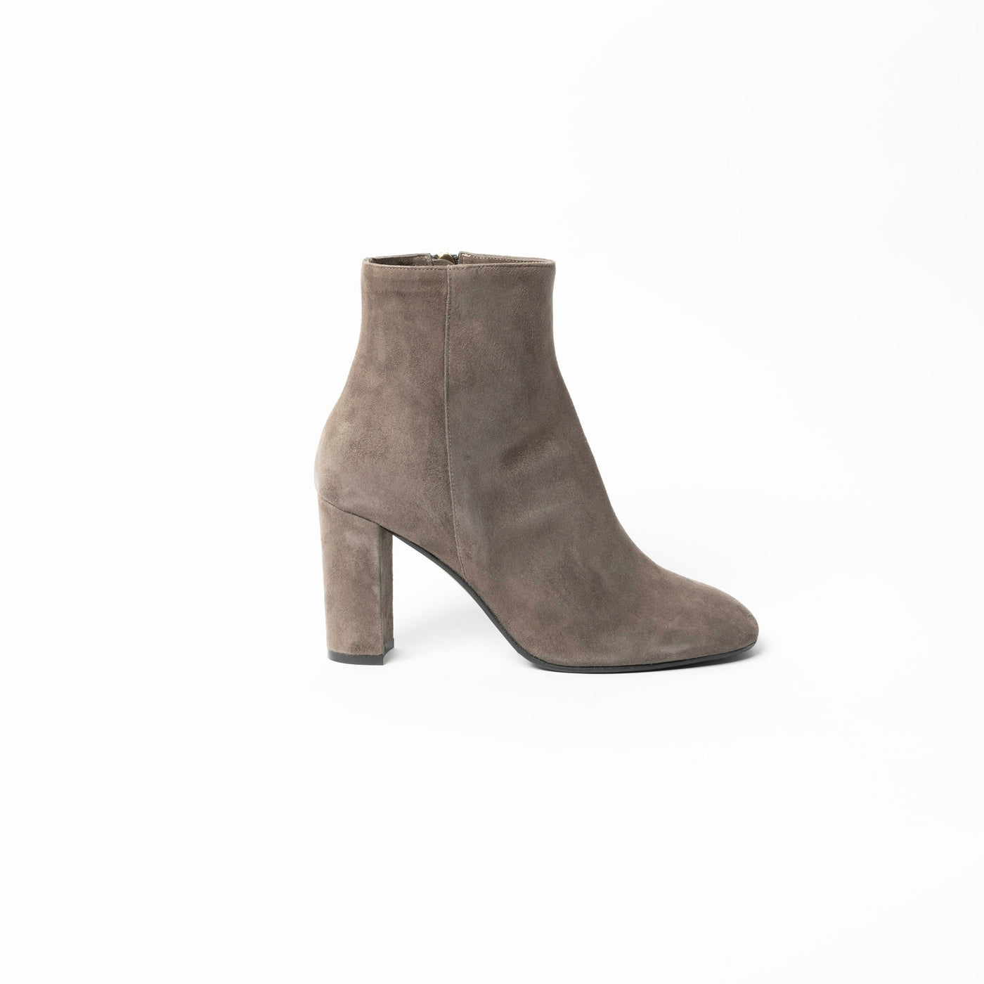 Grey ankle boots with block heel. 