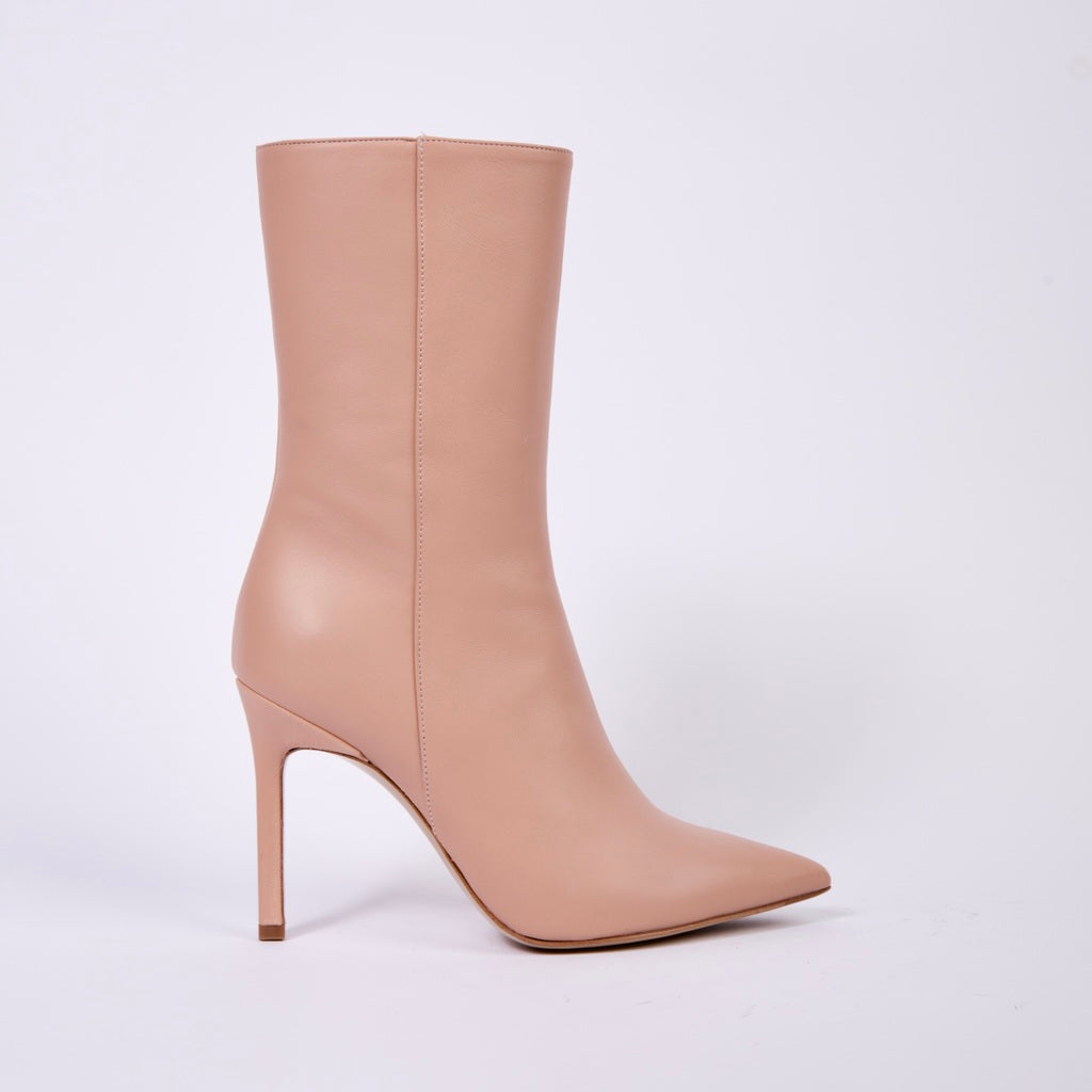 Ankle boots in beige leather.