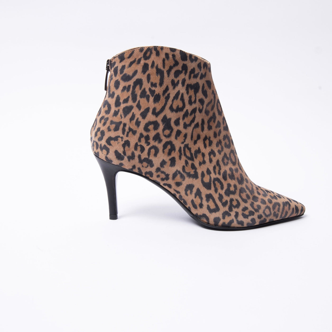 Ankle boots in leopard printed suede. 