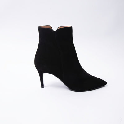 Ankle boots in black suede with stiletto heel. 