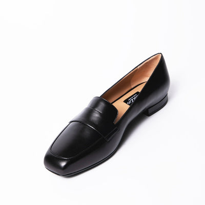 Minimalistic square-toe Loafers in Black Leather