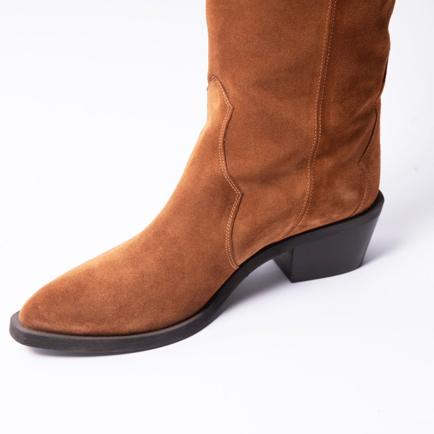 Western inspired boots in brown suede leather. 