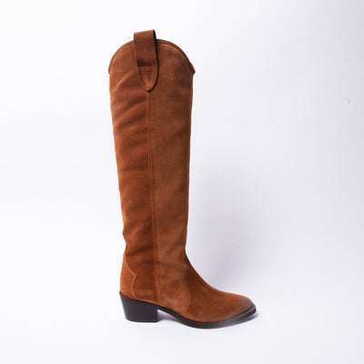 Cowboy boots in brown suede leather. 