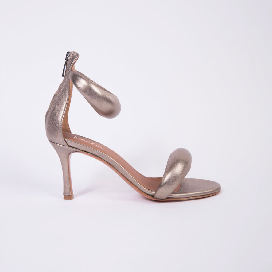 Cleopatra sandal in gold - Heeled sandal with 80 mm stiletto heel. Ankle and toe strap are padded. Hidden zipper. 
