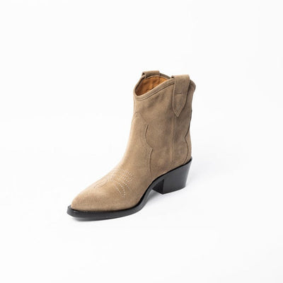 Short cowboy boots in beige suede leather. 
