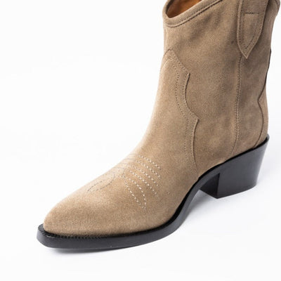 Short cowboy boots in beige suede leather. 