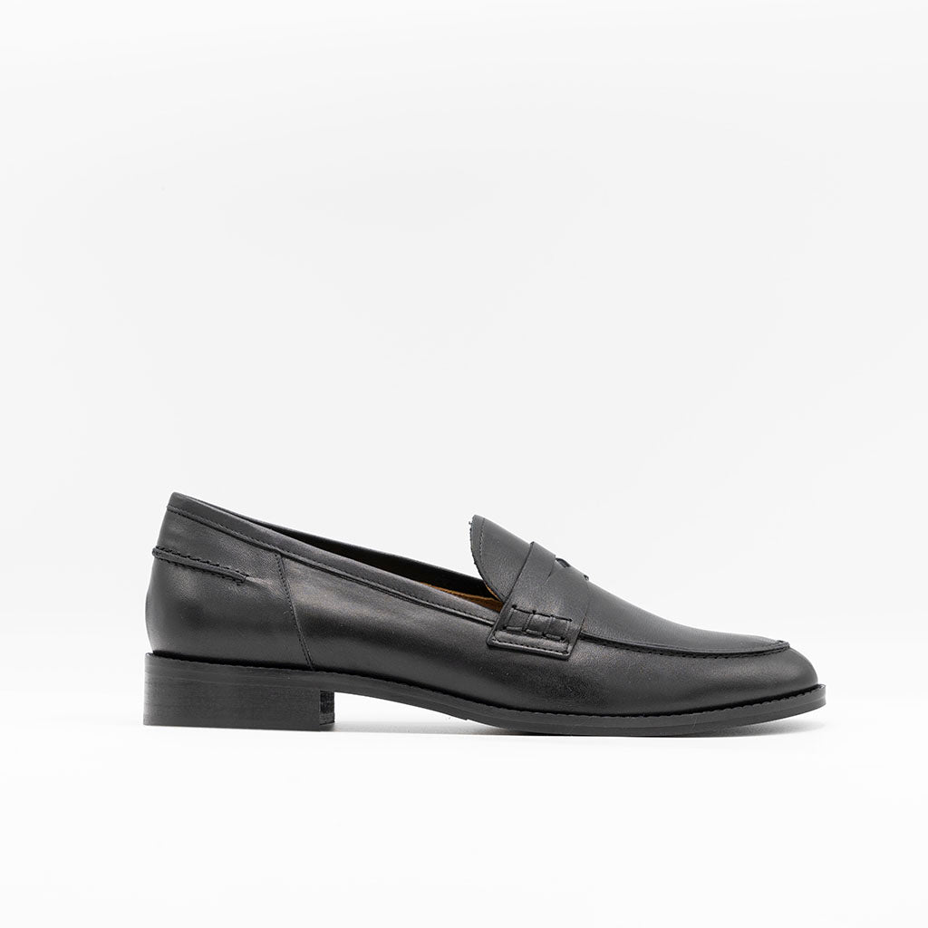 Women's classic Penny Loafers in black leather. 