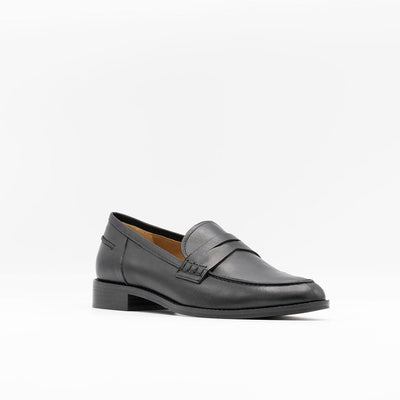 Women's classic Penny Loafers in black leather. 