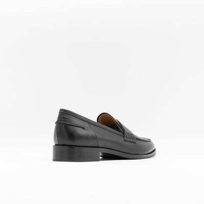 Women's classic Penny Loafers in black leather. 