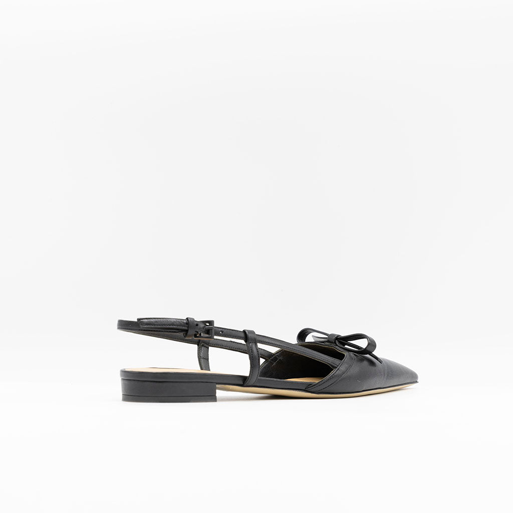 Svarta spetsiga sandaler