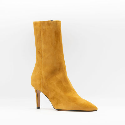 Ankle boots in light brown suede with stiletto heels. 