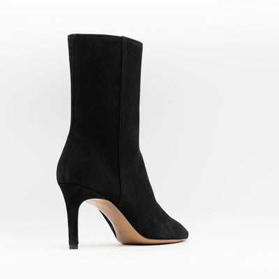 Ankle boots in black suede. 