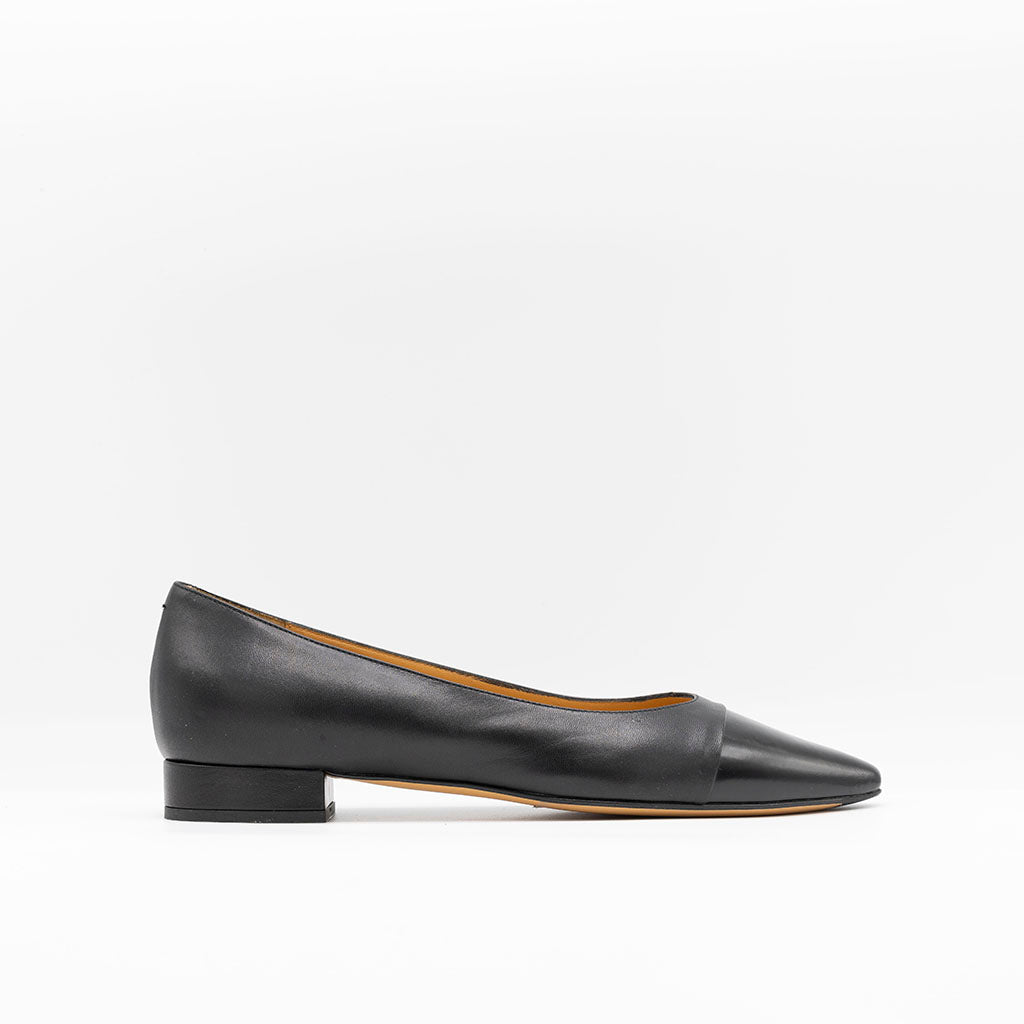  Black leather flats with cap toe