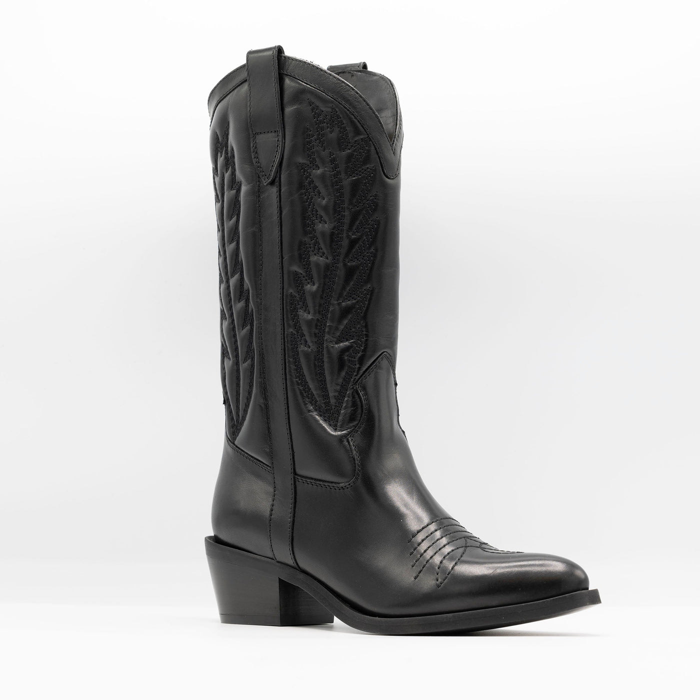 Cowboy boots in black leather and black details. 