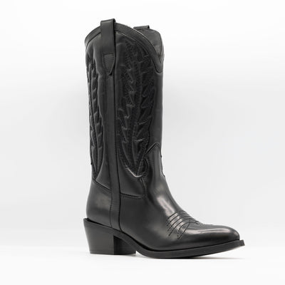 Cowboy boots in black leather and black details. 