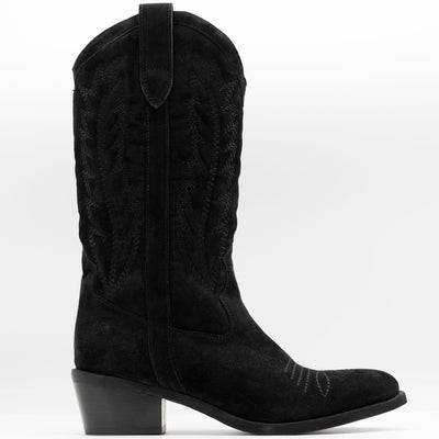 Cowboy boots in black suede. 