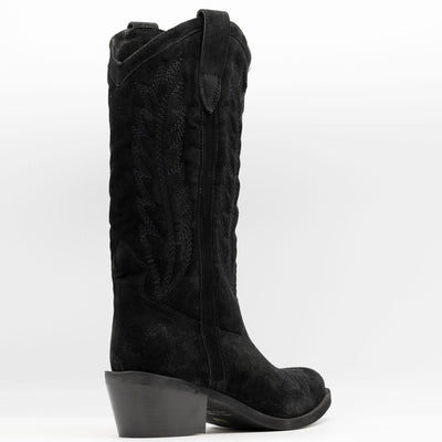 Cowboy boots in black suede. 