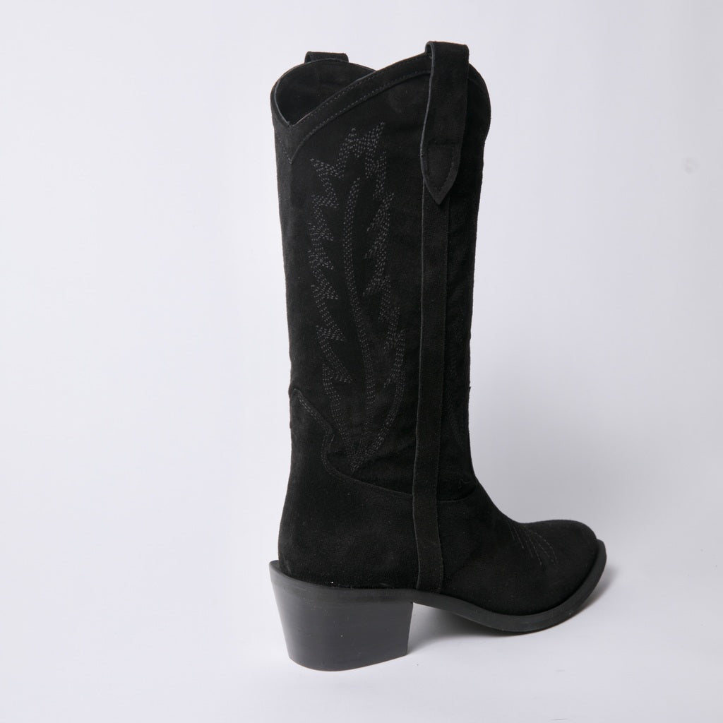 Cowboy boots in black suede with a block heel. 