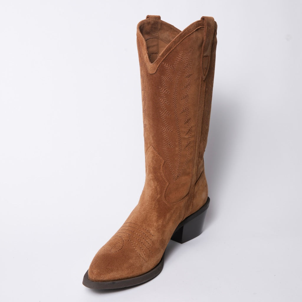 Western inspired boots in brown suede. 