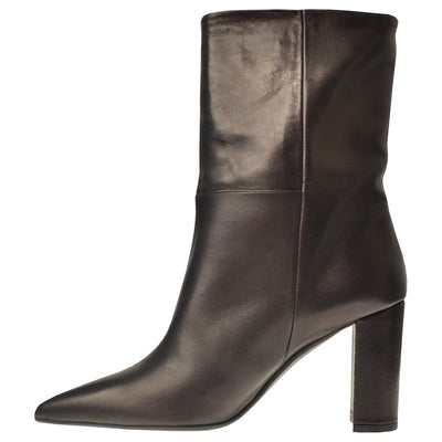 Black leather ankle boots with straight shaft. 