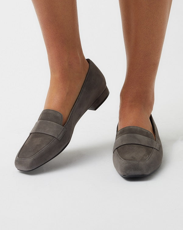 Square-toe Loafers in Grey suede
